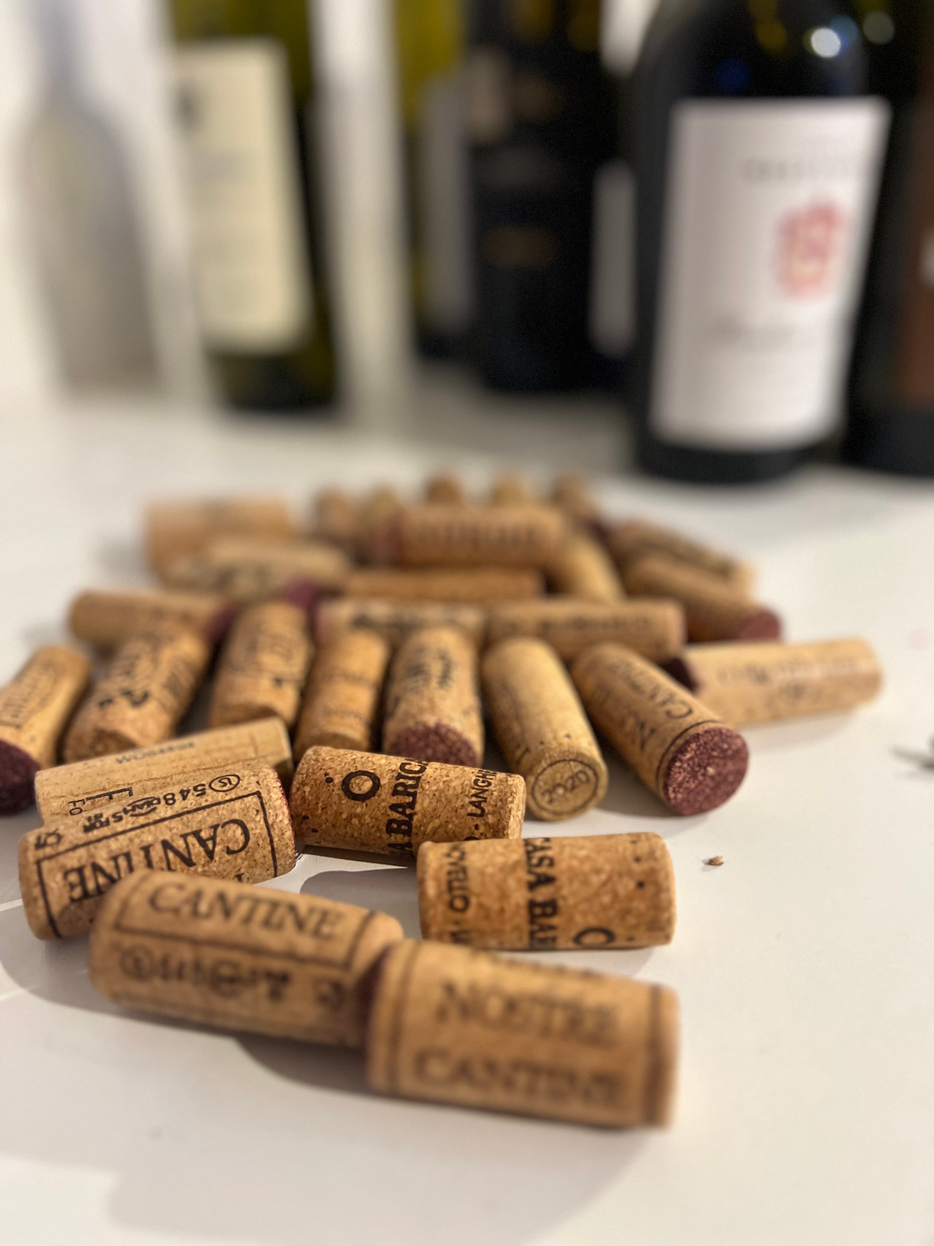 Vinkorkar och flaskor